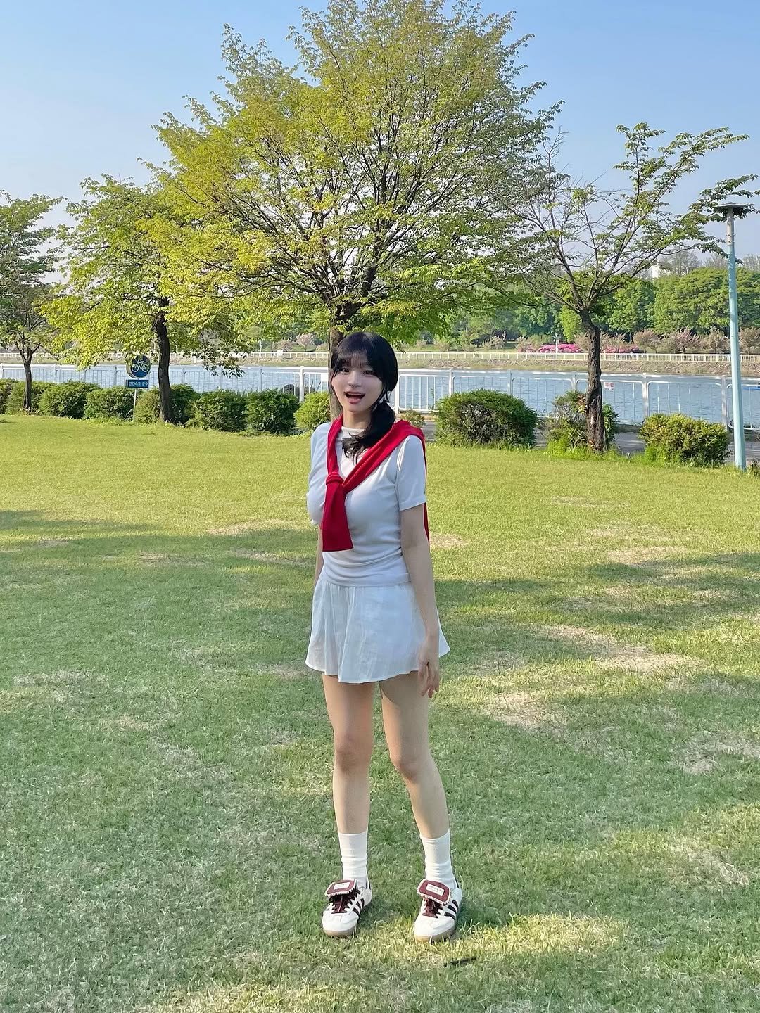 Photo by 먹샘 on April 30, 2025. May be an image of 1 person, miniskirt, tree, outdoors and text.