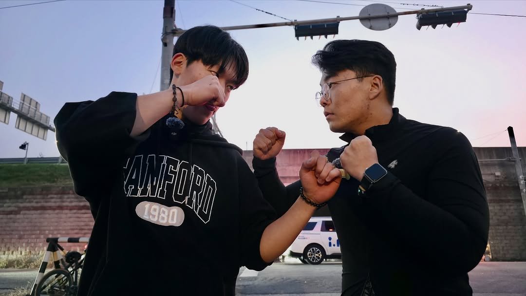 Photo shared by 0.1통라이더 on November 28, 2025 tagging @1.3.mouse_rider. May be an image of one or more people, people performing martial arts, punching bag and text.