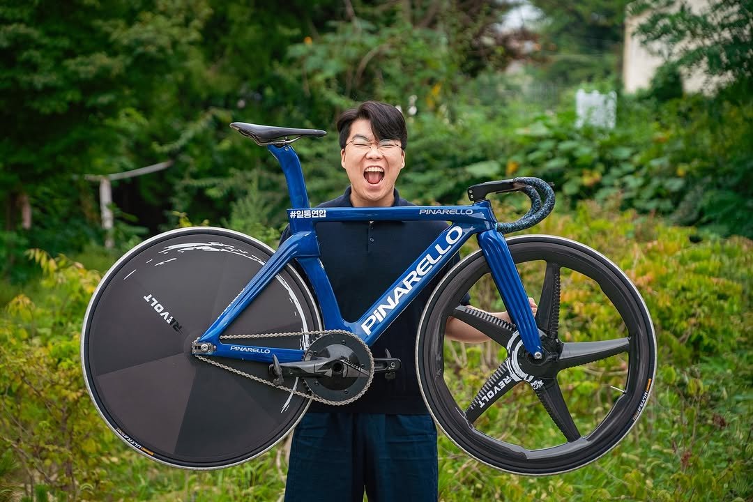 Photo by 0.1통라이더 on August 14, 2025. May be an image of ‎1 person, bicycle and ‎text that says '‎חסד මෑ8 A FINARELLO LO #일통연합 연합 PINARELLO PINARELLO PINARELLO DORAORGLO mmn T 70 페건 70 ا‎'‎‎.