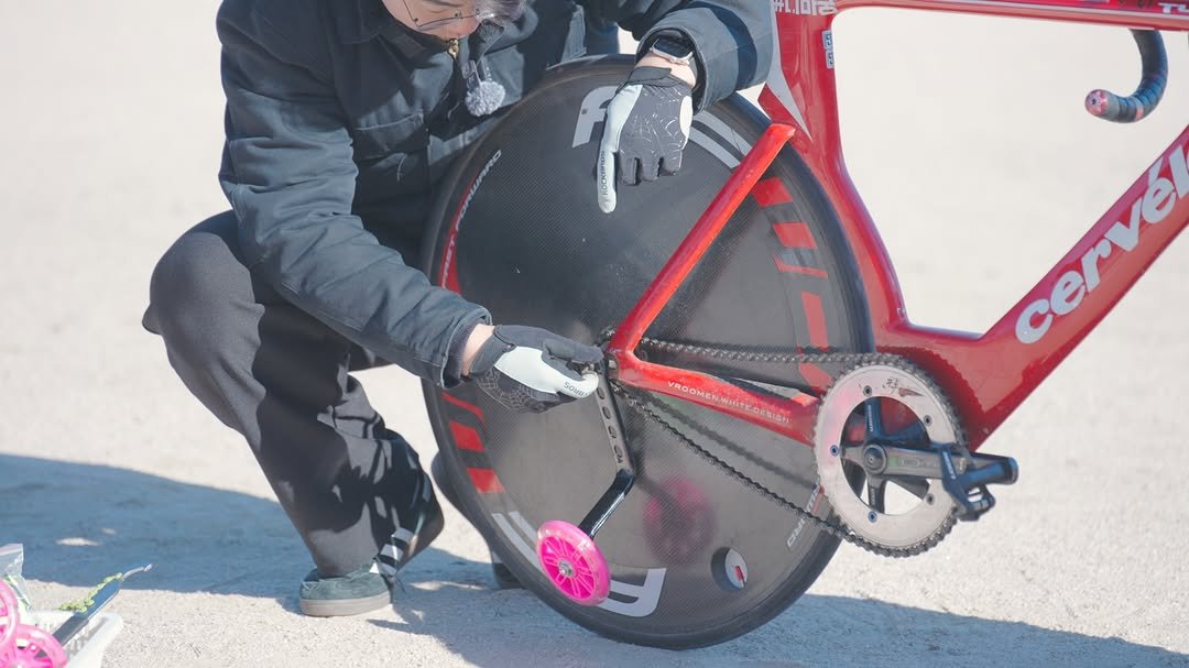 Photo shared by 0.1통라이더 on December 13, 2025 tagging @1.3.mouse_rider. May be an image of bicycle, tire and text.