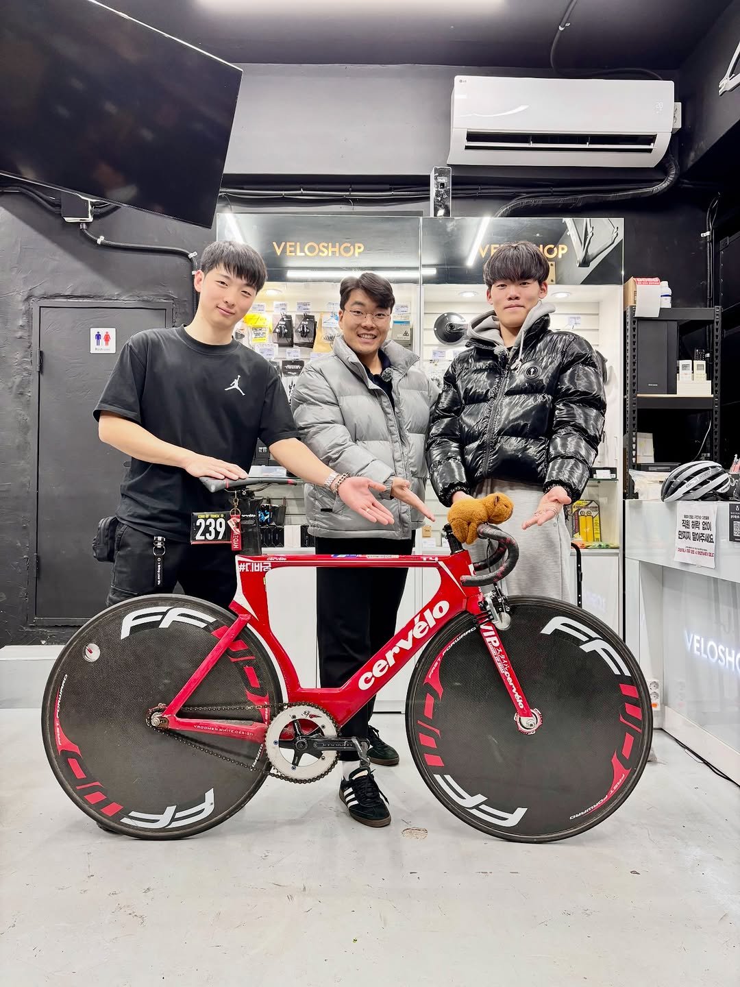 Photo shared by 0.1통라이더 on December 01, 2025 tagging @veloshop__jamsil, and @1.3.mouse_rider. May be an image of bicycle, tire and text.