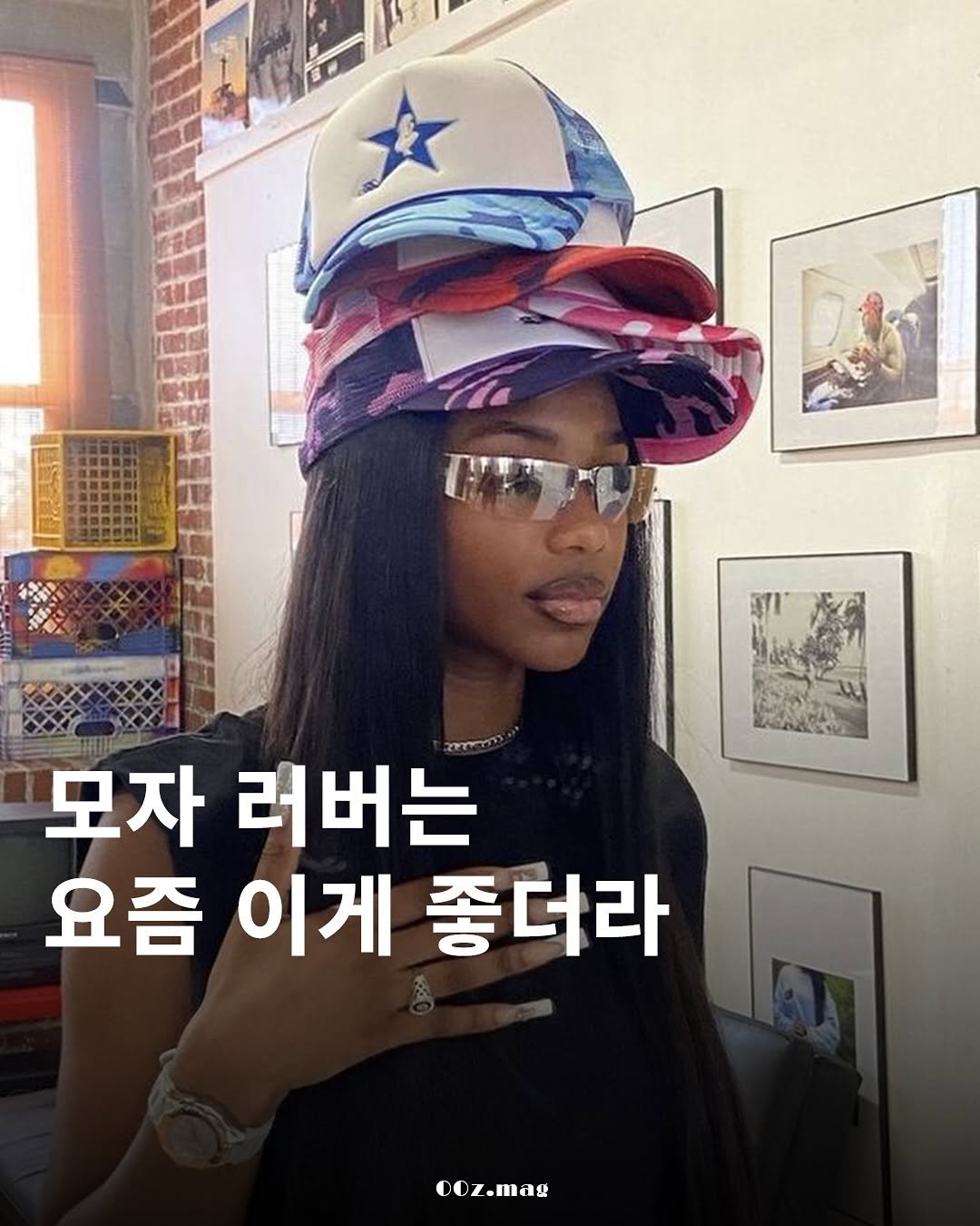 Photo by 00z.magazine | 공공즈 매거진 on September 01, 2025. May be an image of 1 person, hat and text that says '모자 러버는 요즘 이게 좋더라 ooz.mag'.