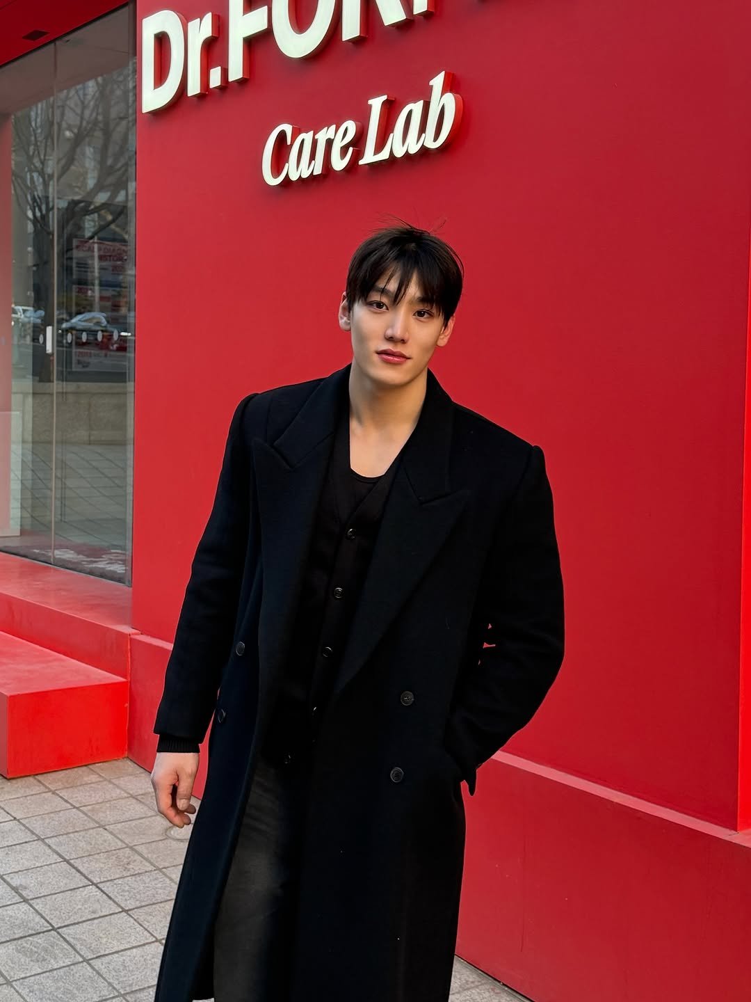 Photo by 임득균 on February 01, 2026. May be an image of one or more people, duffle coat, overcoat and text.