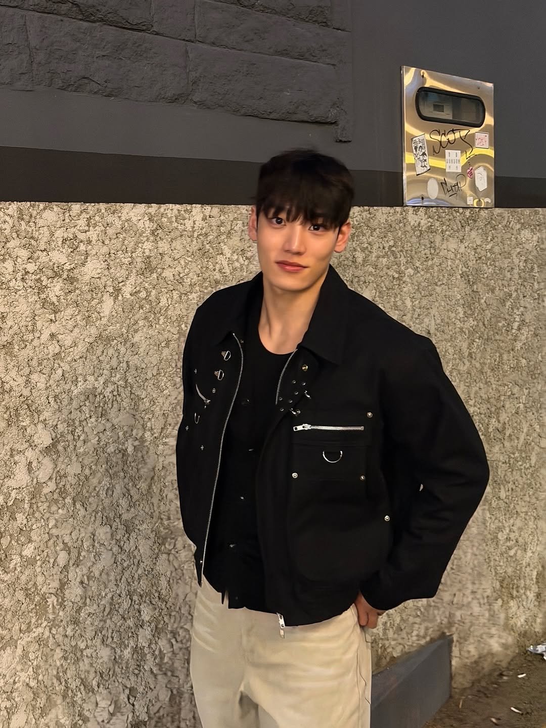 Photo shared by 임득균 on February 14, 2026 tagging @ungimmick_official, and @eyeunderstand_official. May be an image of one or more people, overcoat, duffle coat, jacket, turtleneck and text.