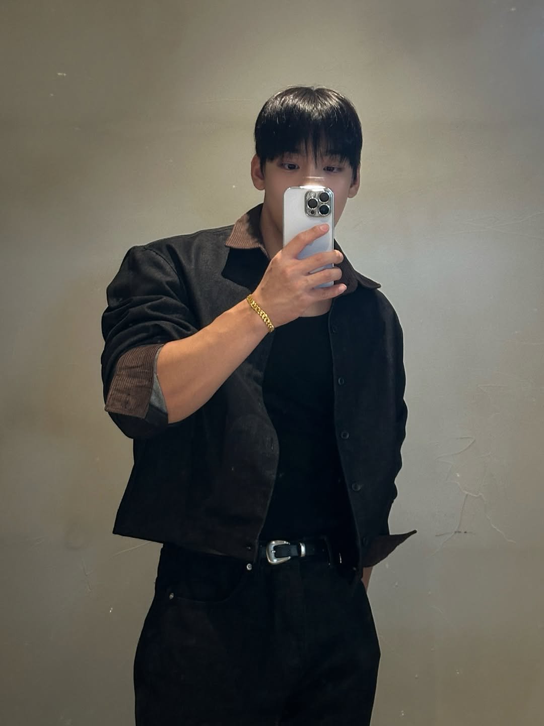 Photo by 임득균 on April 25, 2026. May be an image of bolo tie, belt, mirror and text.