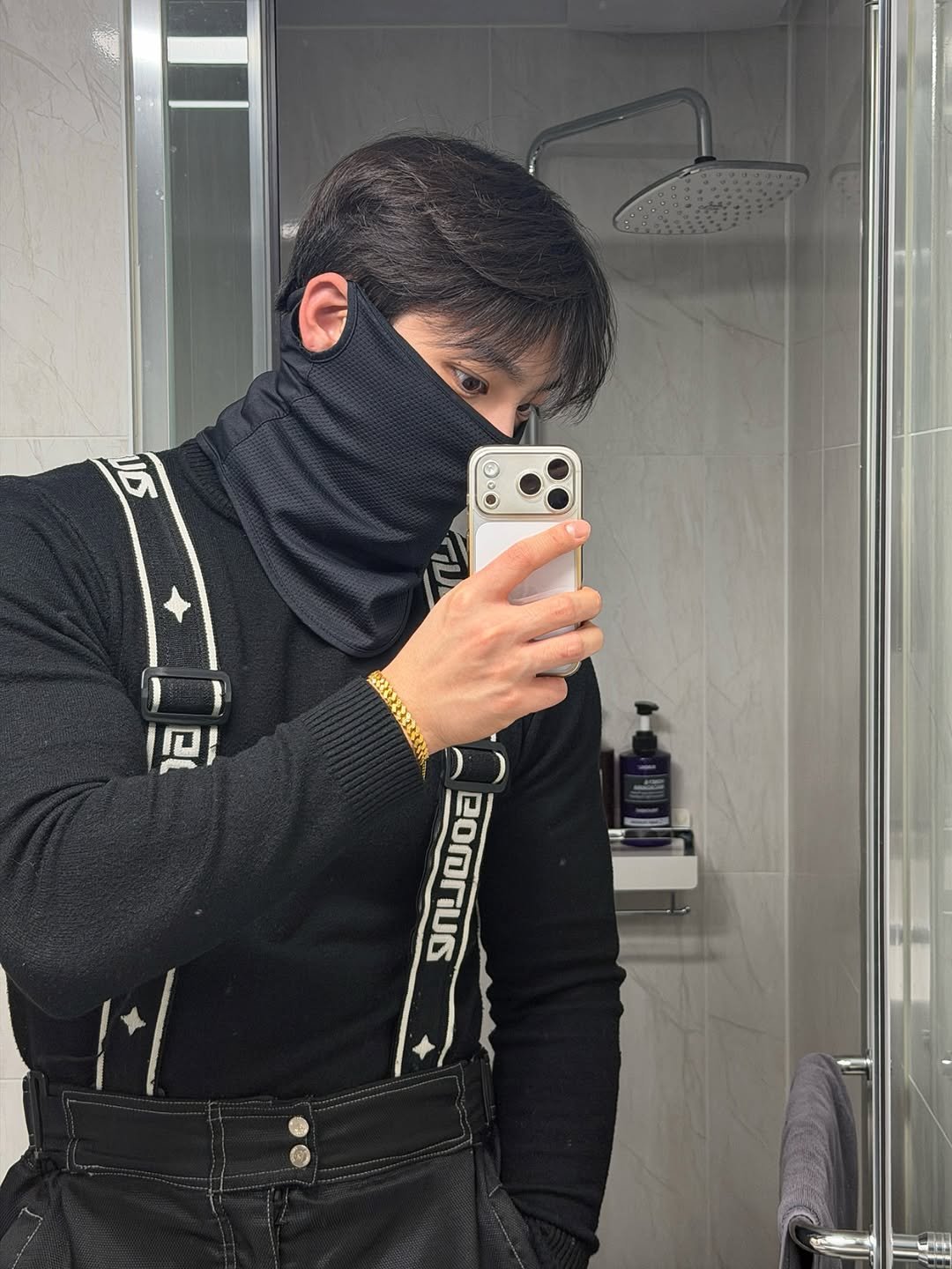 Photo by 임득균 on February 08, 2026. May be a selfie of one or more people, mirror, belt, face mask, turtleneck and text.
