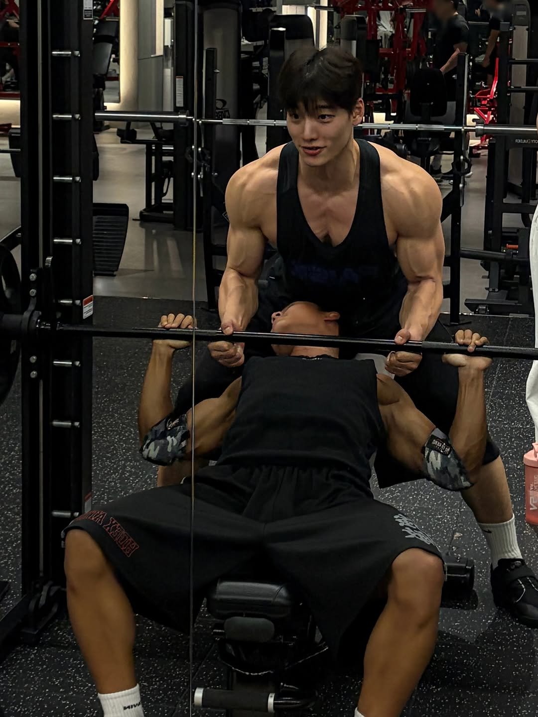 Photo by 임득균 on April 06, 2026. May be an image of one or more people, biceps, people bodybuilding, dumbbell, barbell and text.