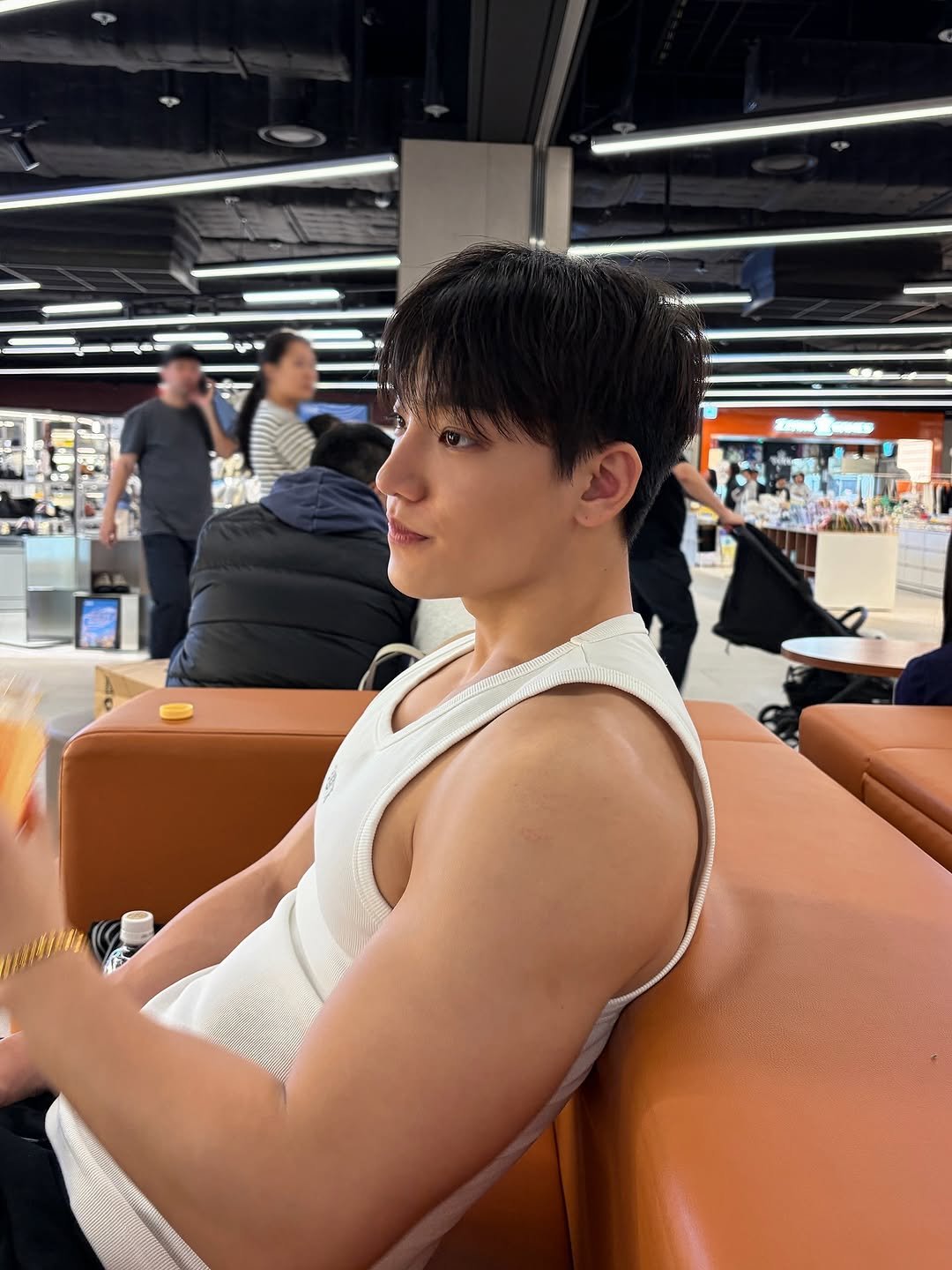Photo by 임득균 on April 12, 2026. May be an image of one or more people, biceps, hair, people bodybuilding, tanktop and text.
