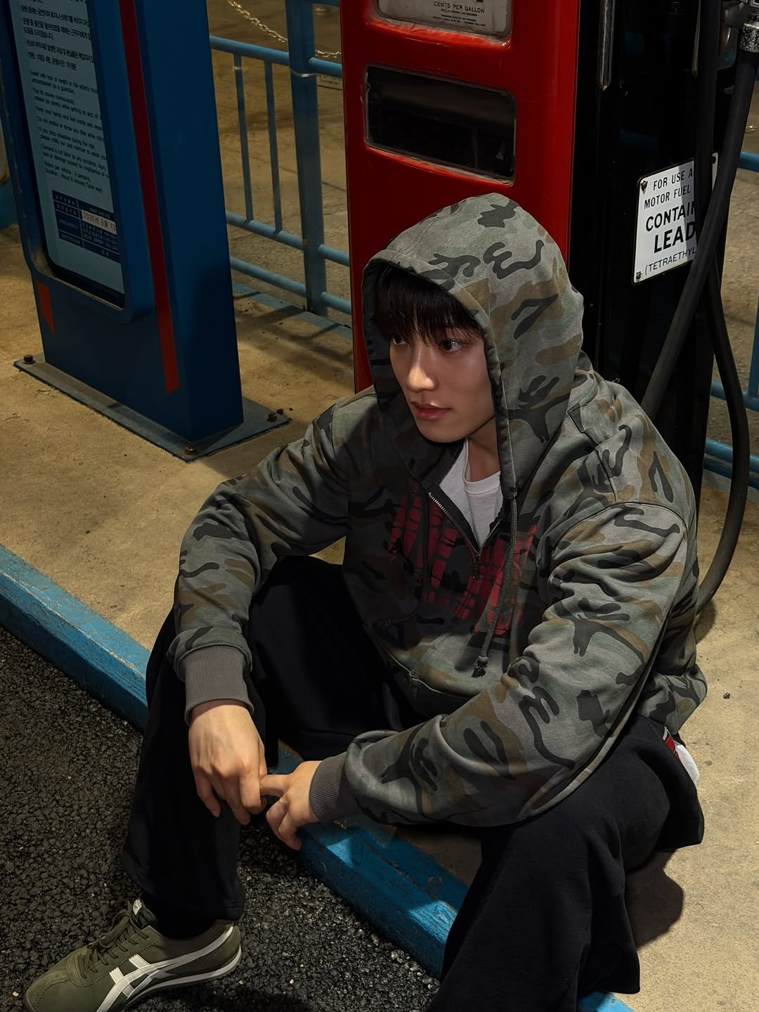 Photo shared by 임득균 on March 28, 2026 tagging @onitsukatigerkr, and @idws_official. May be an image of duffle coat, cigarette, parka, military uniform and text.