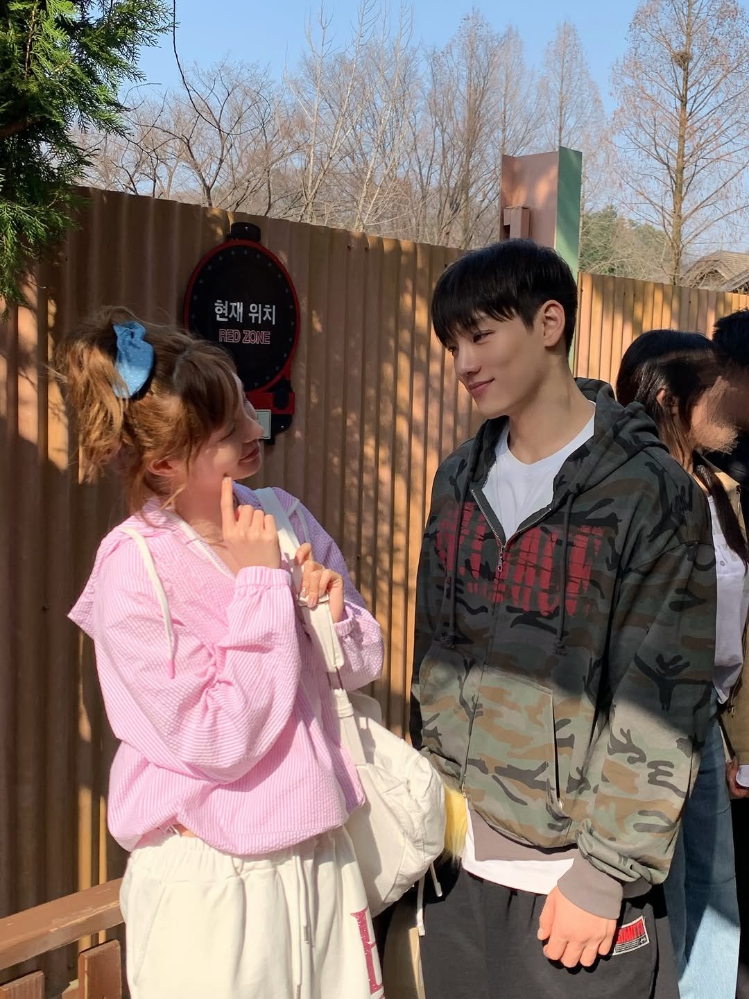 Photo shared by 하여니 on March 29, 2026 tagging @01lim_. May be an image of one or more people, parka, sweatshirt and text that says '현재위: 현재위치'.