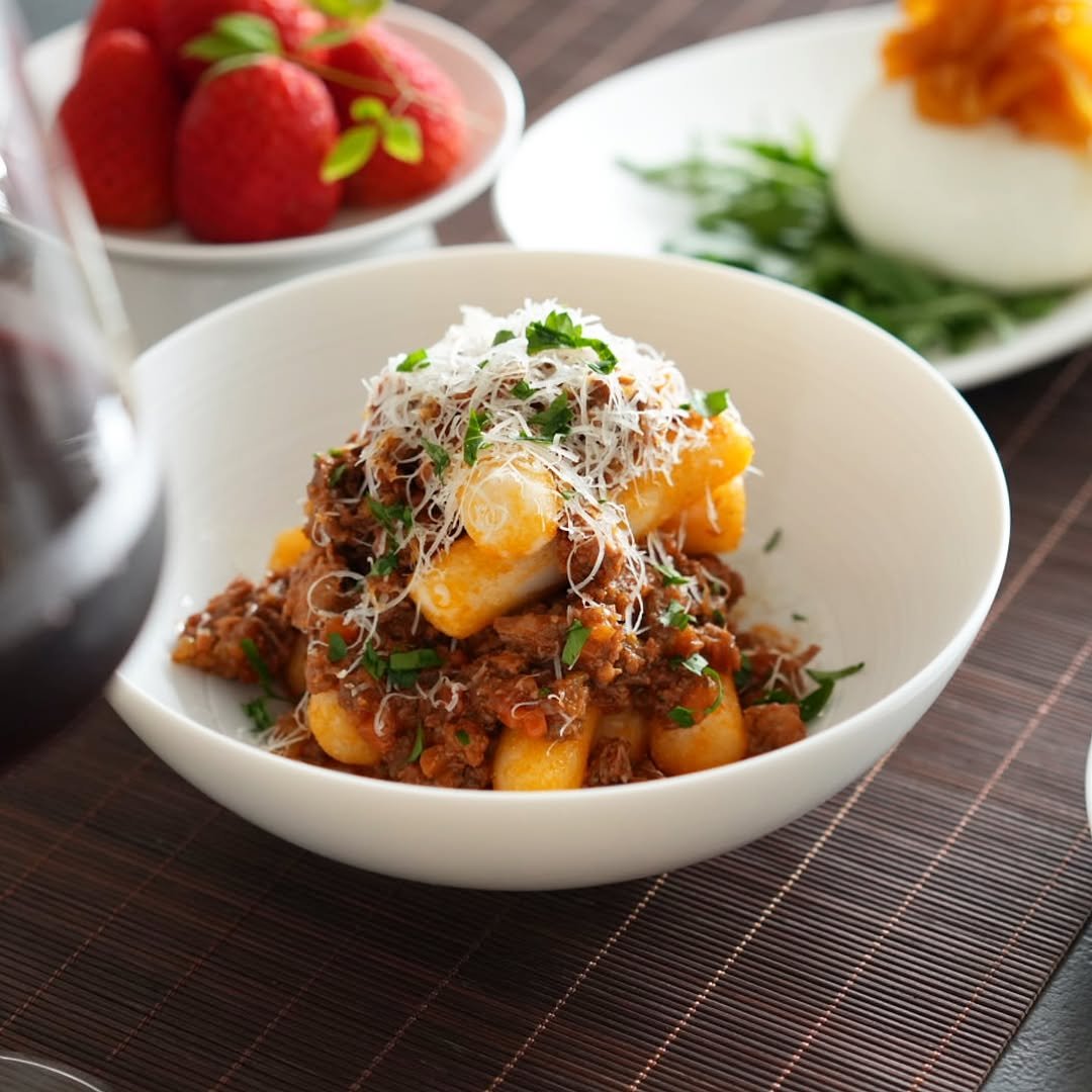 02_table 게시물 이미지: 라구 소스로 만든 떡볶이 
그리고 부라타 치즈와 화이트 발사믹에 졸인
파프리카를...