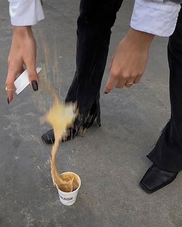Photo by 공오삼 매거진 053magazine on June 02, 2025. May be an image of 2 people, coffee cup, coffee, tea, cup, coffee maker, cornflower and text.