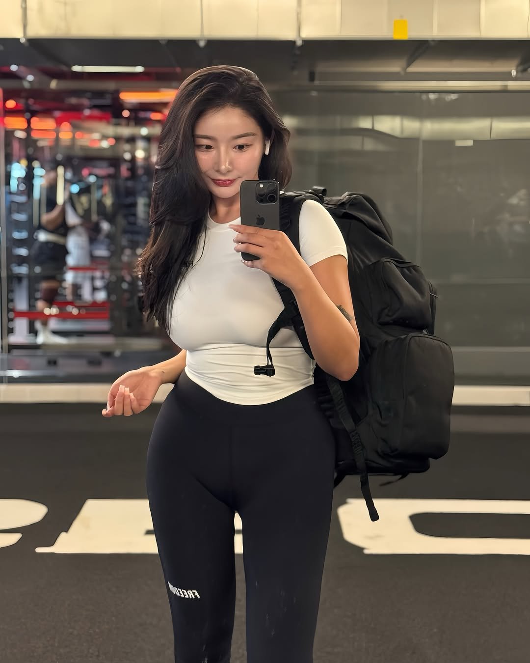Photo shared by 공다혜(개그캐)🇰🇷 여행 / 운동 / 여름형인간 on September 06, 2025 tagging @freedom__athletic. May be an image of sportswear, luggage, sling and sweatpants.
