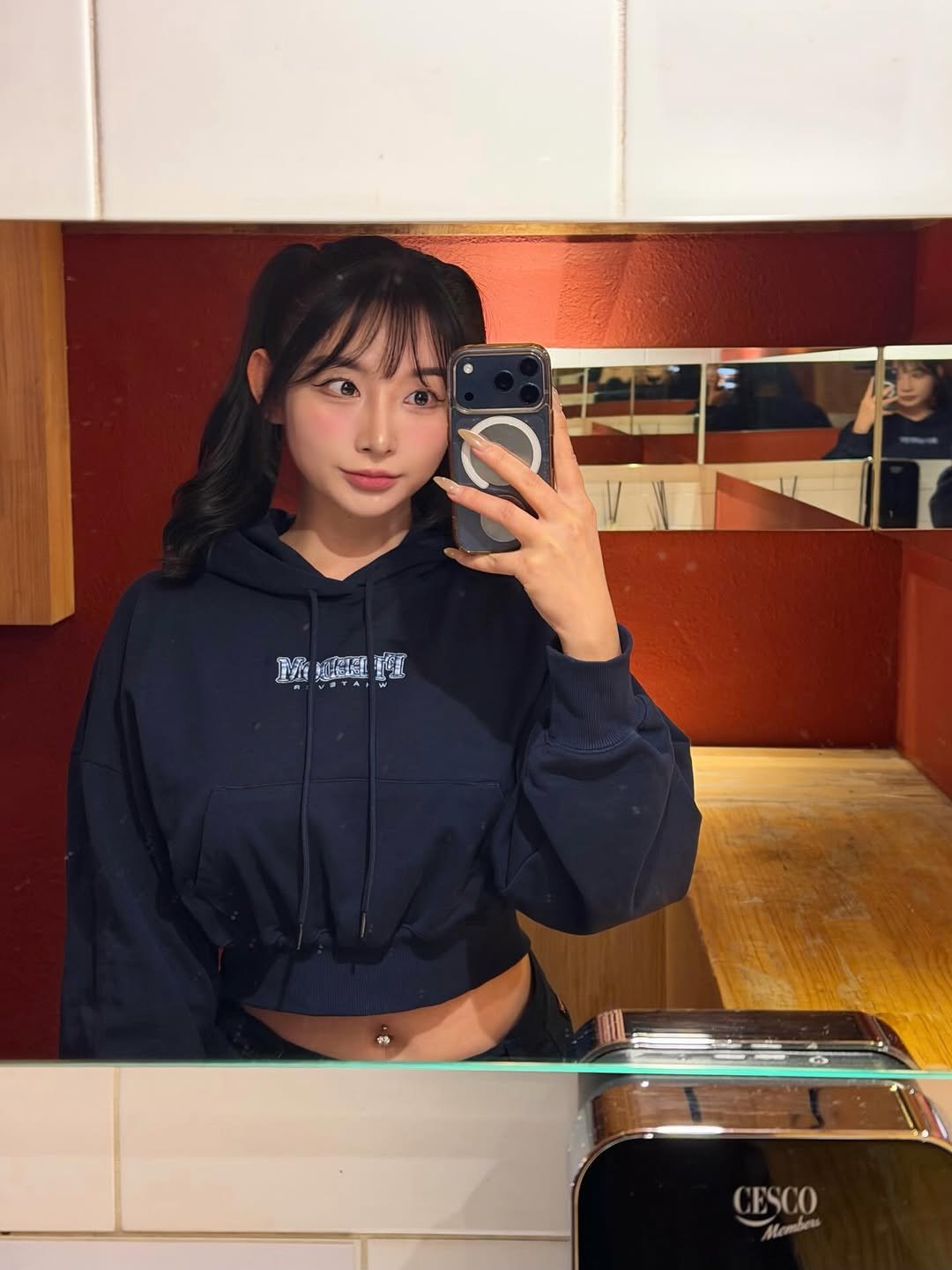 Photo by 공다혜(개그캐)🇰🇷 여행 / 운동 / 여름형인간 on December 29, 2025. May be a selfie of phone, top, parka, mirror and text.