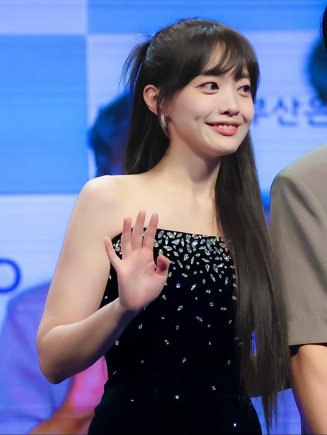 Photo shared by 나현영 on August 31, 2025 tagging @cln_company, @makeup_hanol, @for_j_beauty, and @stylistseoyul. May be an image of 1 person, hair and text.