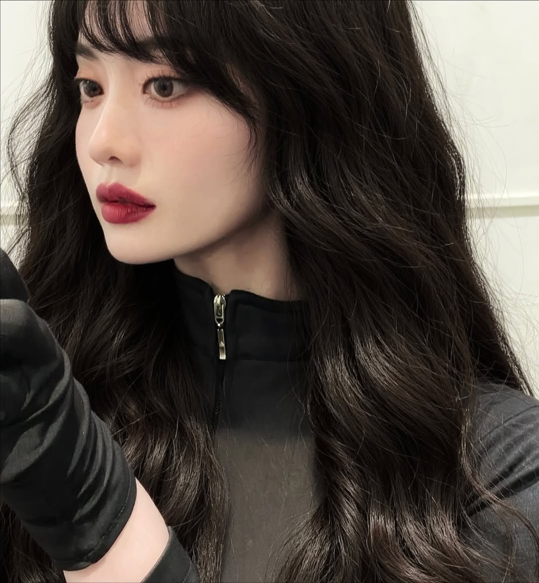 Photo shared by 나현영 on October 20, 2025 tagging @makeup_hanol, and @for_j_beauty. May be an image of one or more people, makeup, hair, top and text.