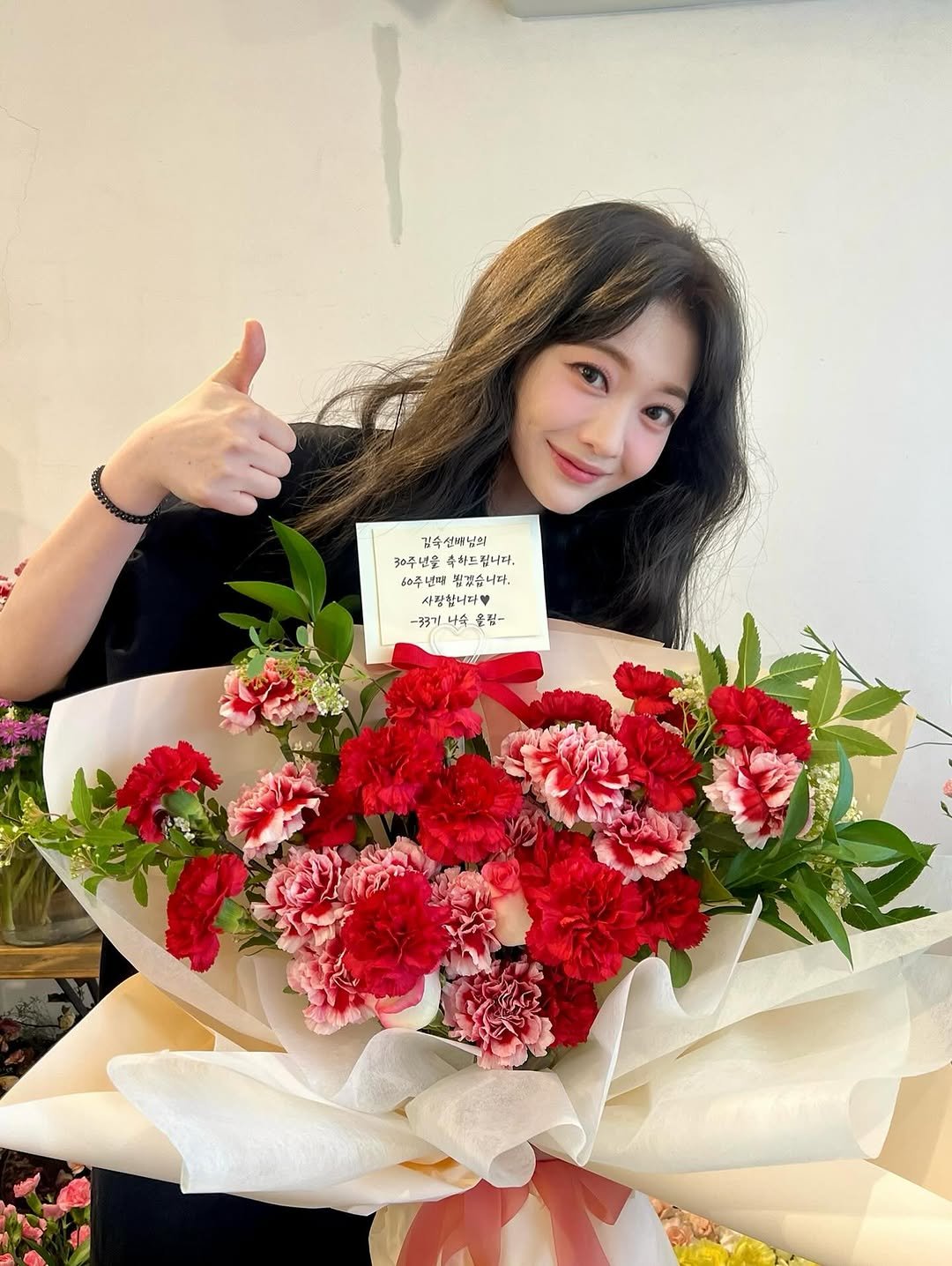 Photo shared by 나현영 on July 06, 2025 tagging @4000man_. May be an image of rose and carnation.