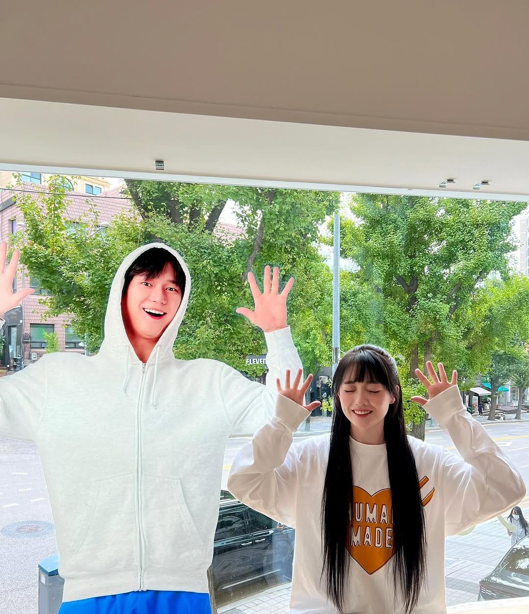 Photo shared by 나현영 on September 22, 2025 tagging @kopular, and @cln_company. May be an image of 2 people, bangs, duffle coat, parka, top and text that says 'FLEVET W MADE UMA UMA'.