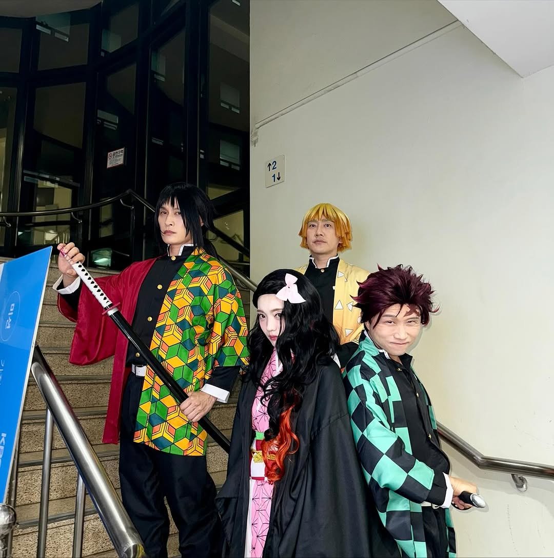 Photo shared by 나현영 on October 12, 2025 tagging @leesanghun_gagman, @parksungkwang_22, @kbs_gagconcert_official, and @songjoonkeun. May be an anime-style image of costume, bath robe, sword and cloak.