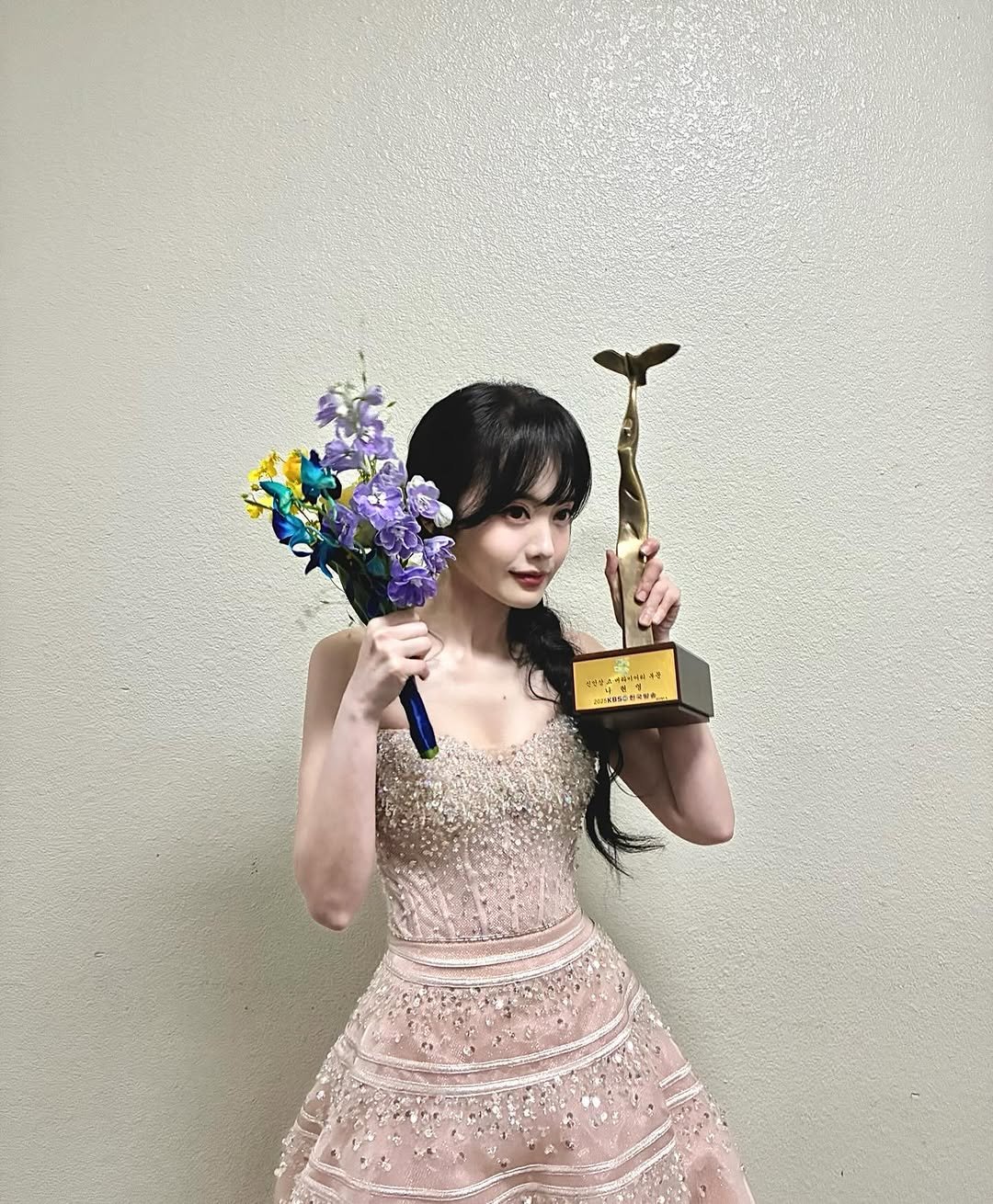 Photo shared by 나현영 on December 28, 2025 tagging @cln_company, @makeup_hanol, @_sehanim_, @seoyul______, @for_j_beauty, and @stylistseoyul. May be an image of dress and text.