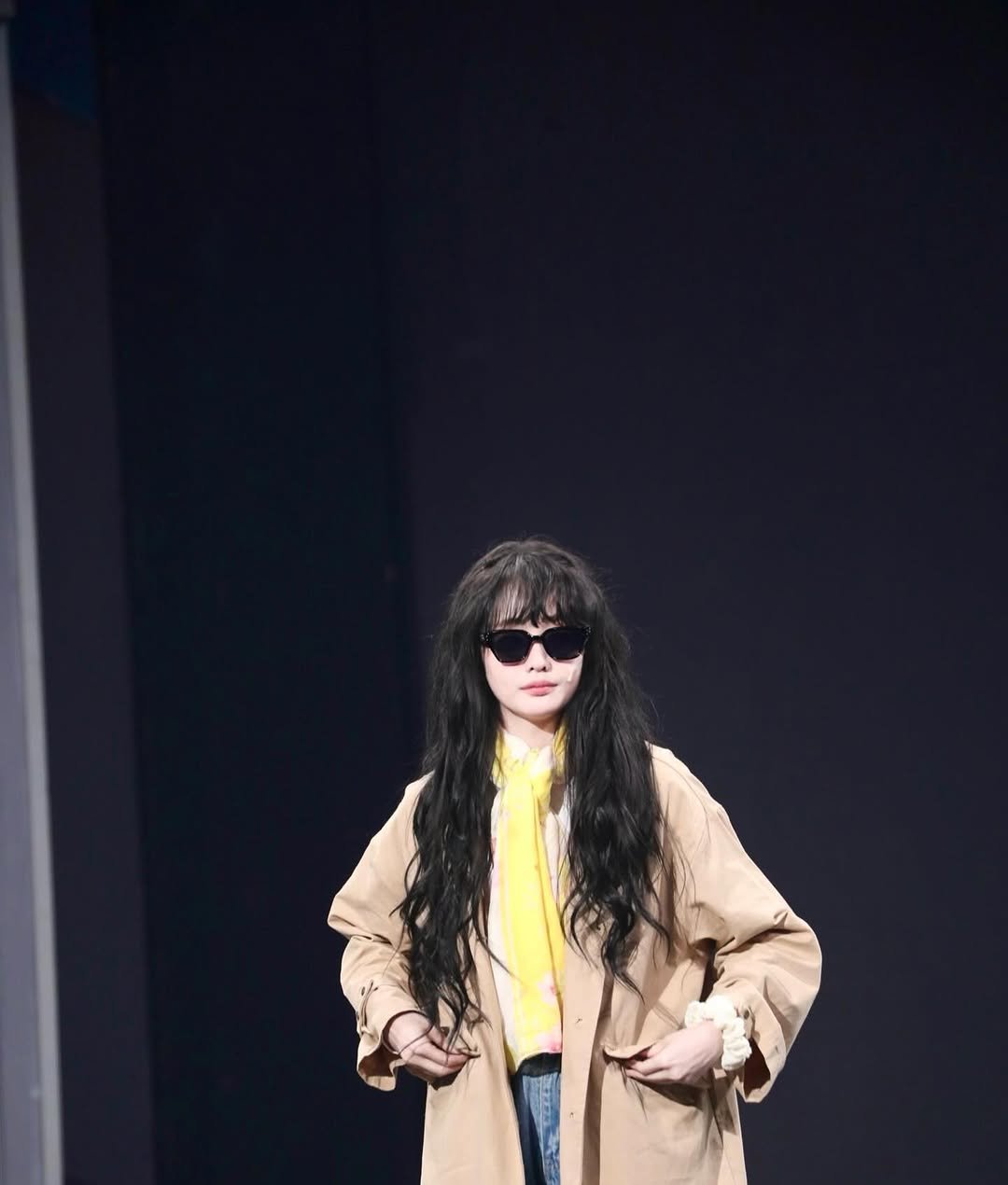 Photo shared by 나현영 on October 06, 2025 tagging @kbs_gagconcert_official, @makeup_hanol, and @for_j_beauty. May be an image of 1 person, overcoat and text.