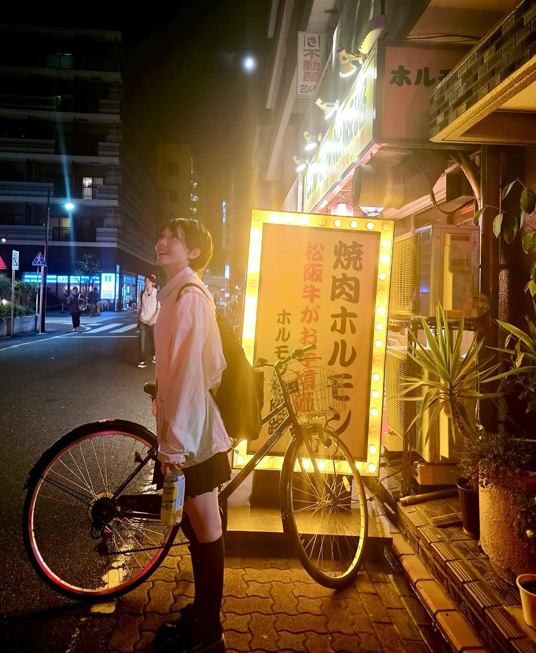Photo by 나현영 on September 06, 2025. May be an image of bicycle, tire, street, Tokyo Tower, Fushimi Inari Taisha and night.