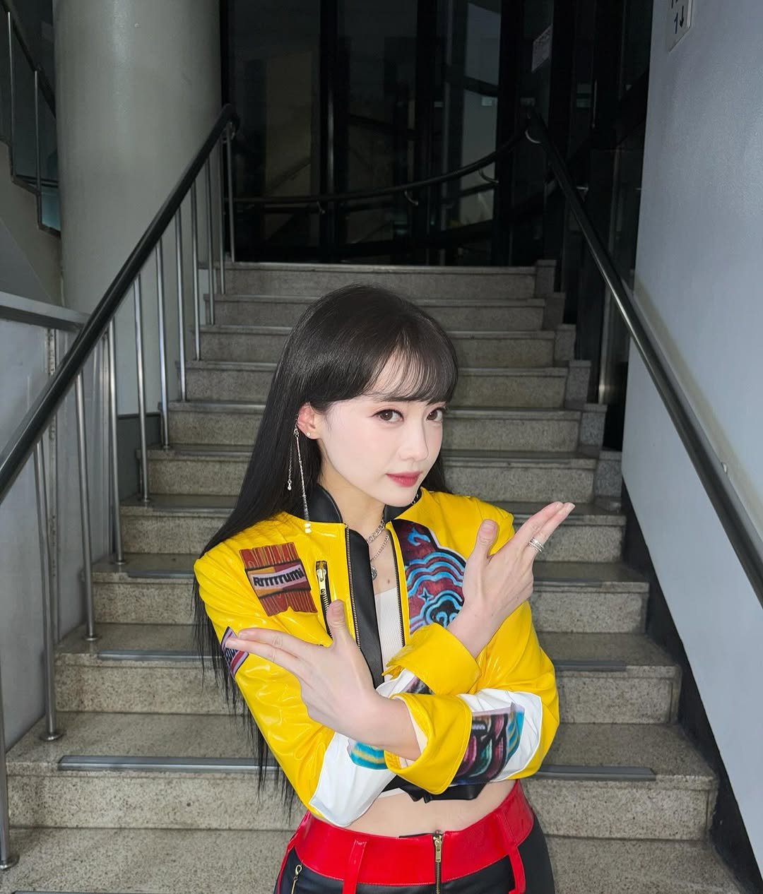 Photo shared by 나현영 on August 10, 2025 tagging @kbs_gagconcert_official, @makeup_hanol, and @for_j_beauty. May be an image of 1 person, hair, top and text.