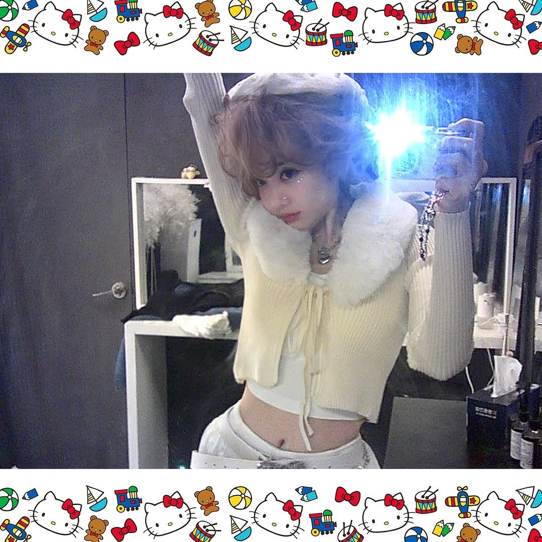 Photo shared by 나현영 on November 07, 2025 tagging @makeup_hanol, and @for_j_beauty. May be a selfie of one or more people, bangs, duffle coat, top, parka, sweater, miniskirt and text.