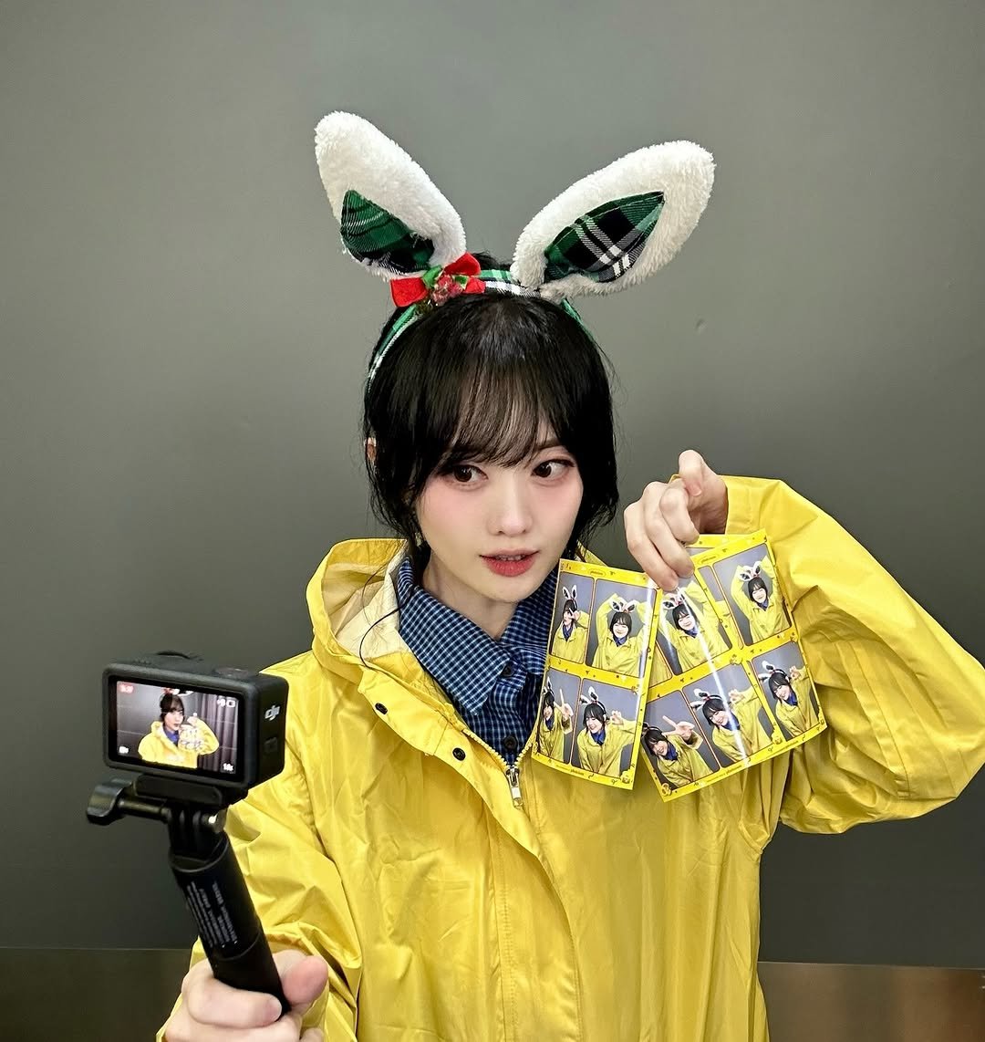 Photo shared by 나현영 on November 28, 2025 tagging @makeup_hanol, and @for_j_beauty. May be an image of phone, raincoat, bath robe and text.