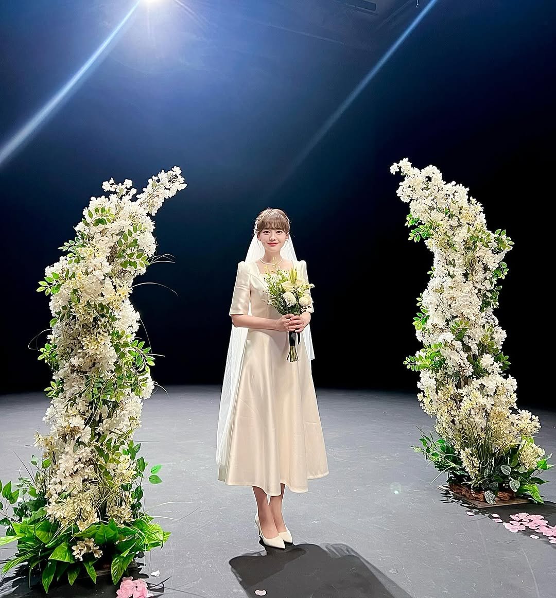 Photo shared by 나현영 on August 24, 2025 tagging @makeup_hanol, and @for_j_beauty. May be an image of 1 person, flower arrangement, headdress, baby's-breath and text.