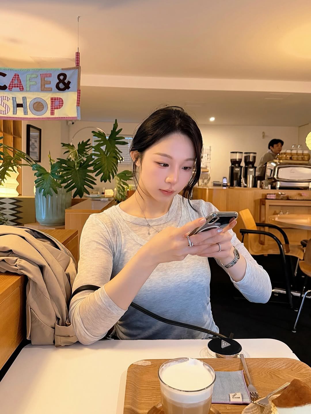 Photo by 오션 on March 25, 2026. May be an image of phone, coffee cup, cornflower and text.