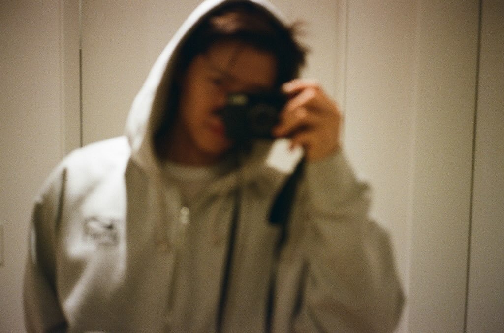 Photo by 공명 on February 02, 2026. May be an image of duffle coat, sweatshirt, mirror, parka and text.