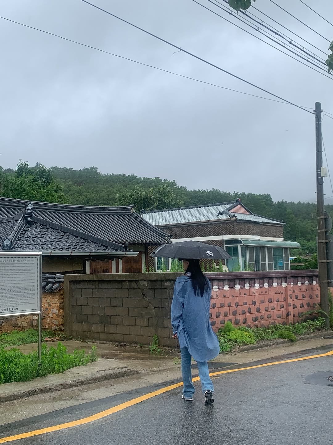 Photo by 공대표 I 공간대여, 공간스타일링 [공간디렉터 자격증 보유] on June 21, 2025. May be an image of 1 person, umbrella, raincoat, street, road and text.