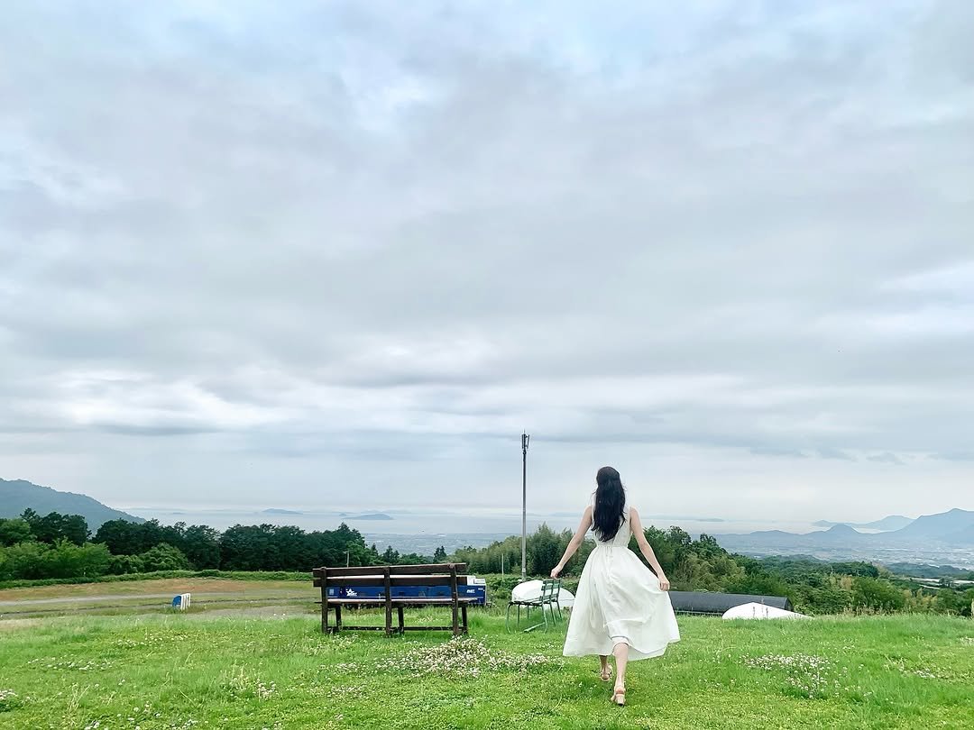 Photo by 이로아 on May 24, 2025. May be an image of 1 person and cloud.