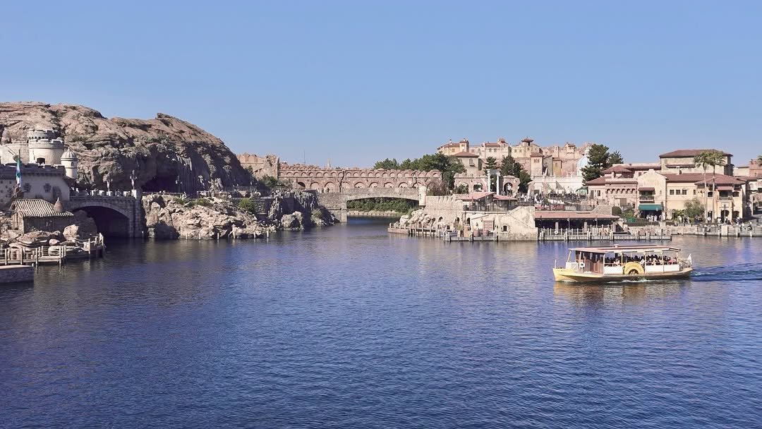 Photo by 이로아 on February 06, 2026. May be an image of lake, houseboat and text.