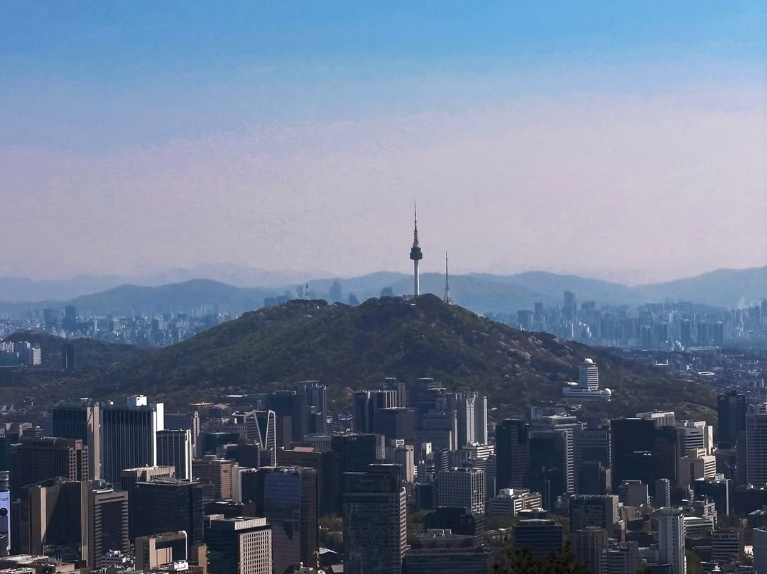 Photo by 이로아 on April 14, 2026. May be an image of Victoria Peak, skyscraper, tower, Gyeongbokgung Palace and text.