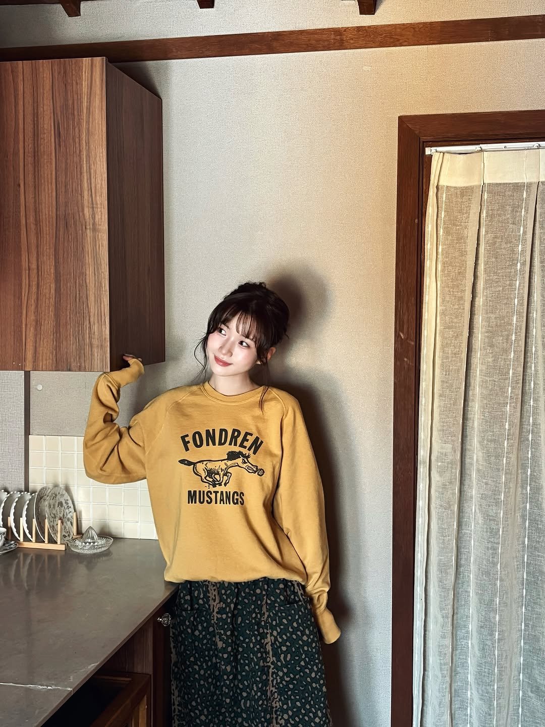Photo by 이로아 on September 10, 2025. May be an image of 1 person, sweater, skirt, sweatshirt and text that says 'FONDREN E9 MUSTANGS'.