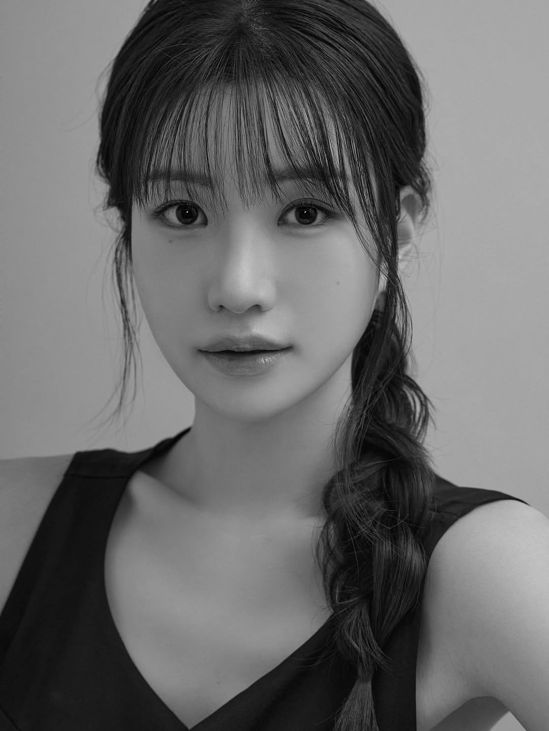 Photo by 이로아 on August 26, 2025. May be an image of 1 person, braids, bangs and text.