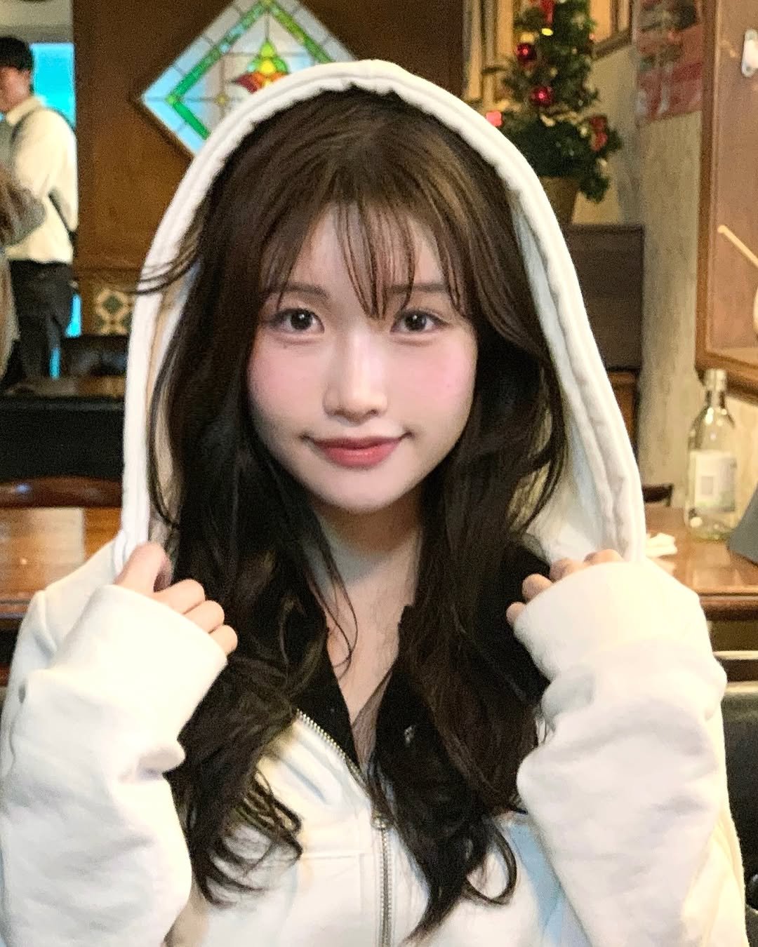 Photo by 이로아 on April 29, 2025. May be an image of 1 person and duffle coat.