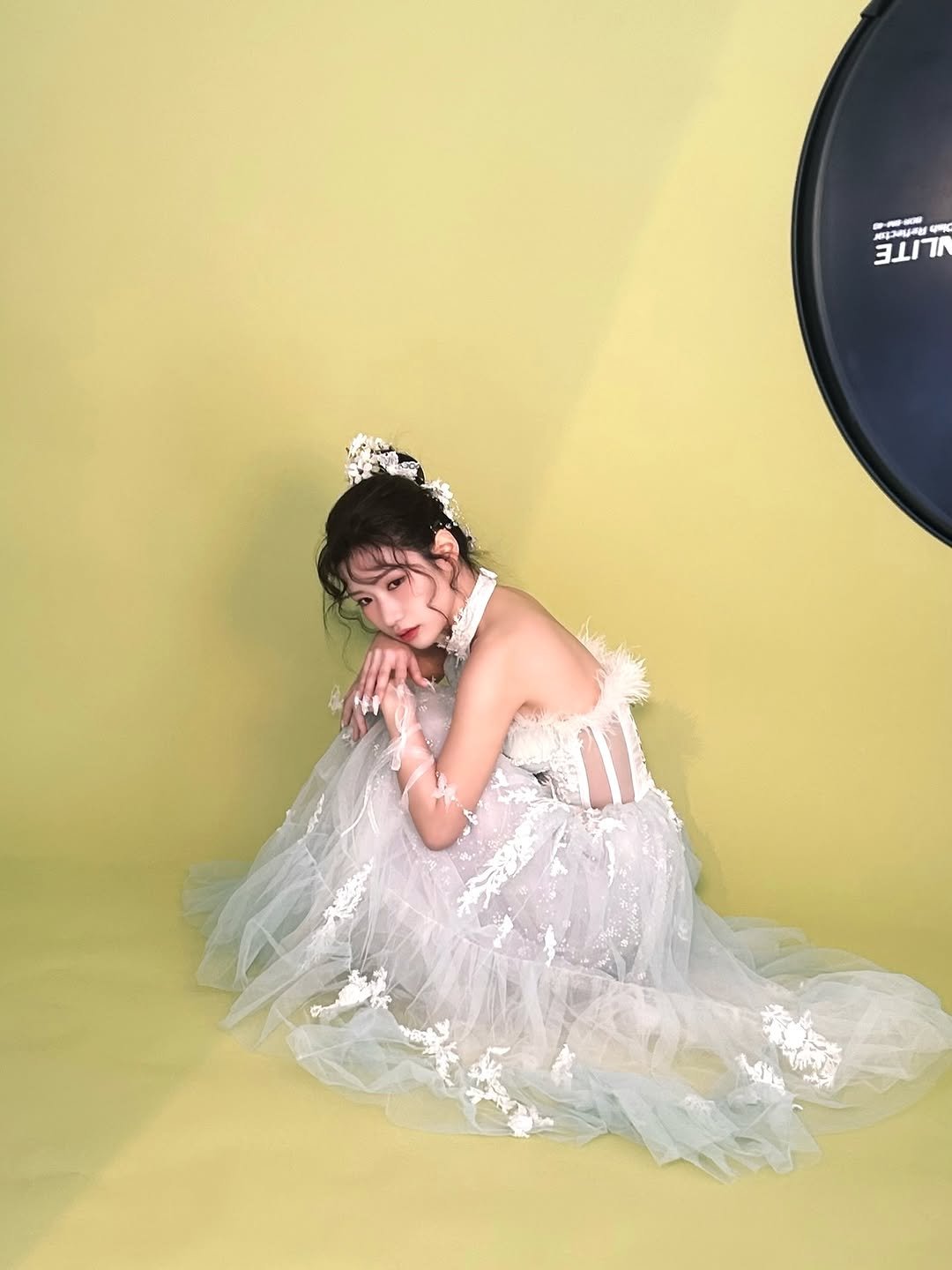 Photo shared by 이로아 on February 09, 2026 tagging @hanseo_o1, and @hanseo_jeong_. May be an image of headdress, gown, dress and text.