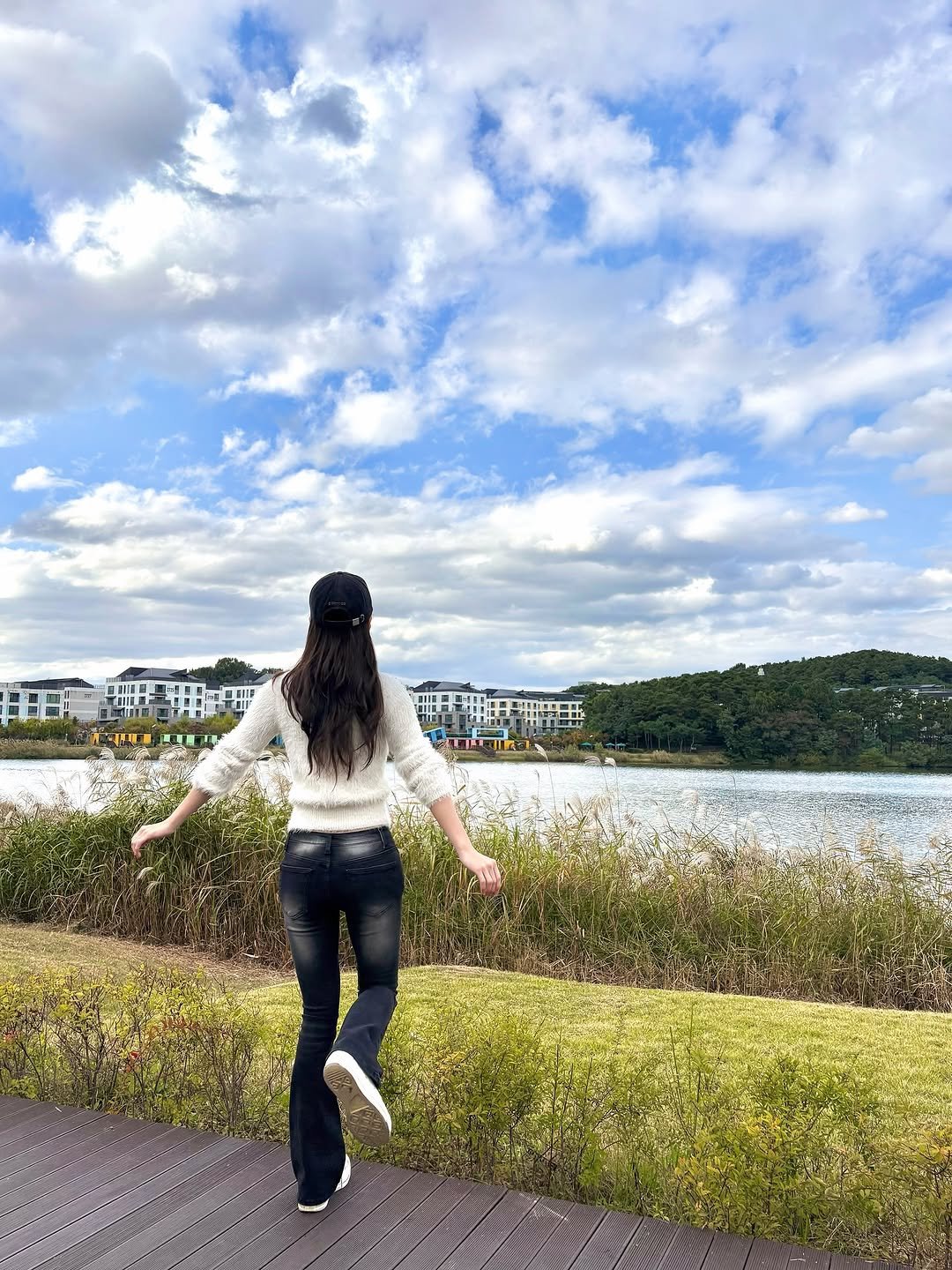 Photo by 이로아 on October 22, 2025. May be an image of lake and cloud.