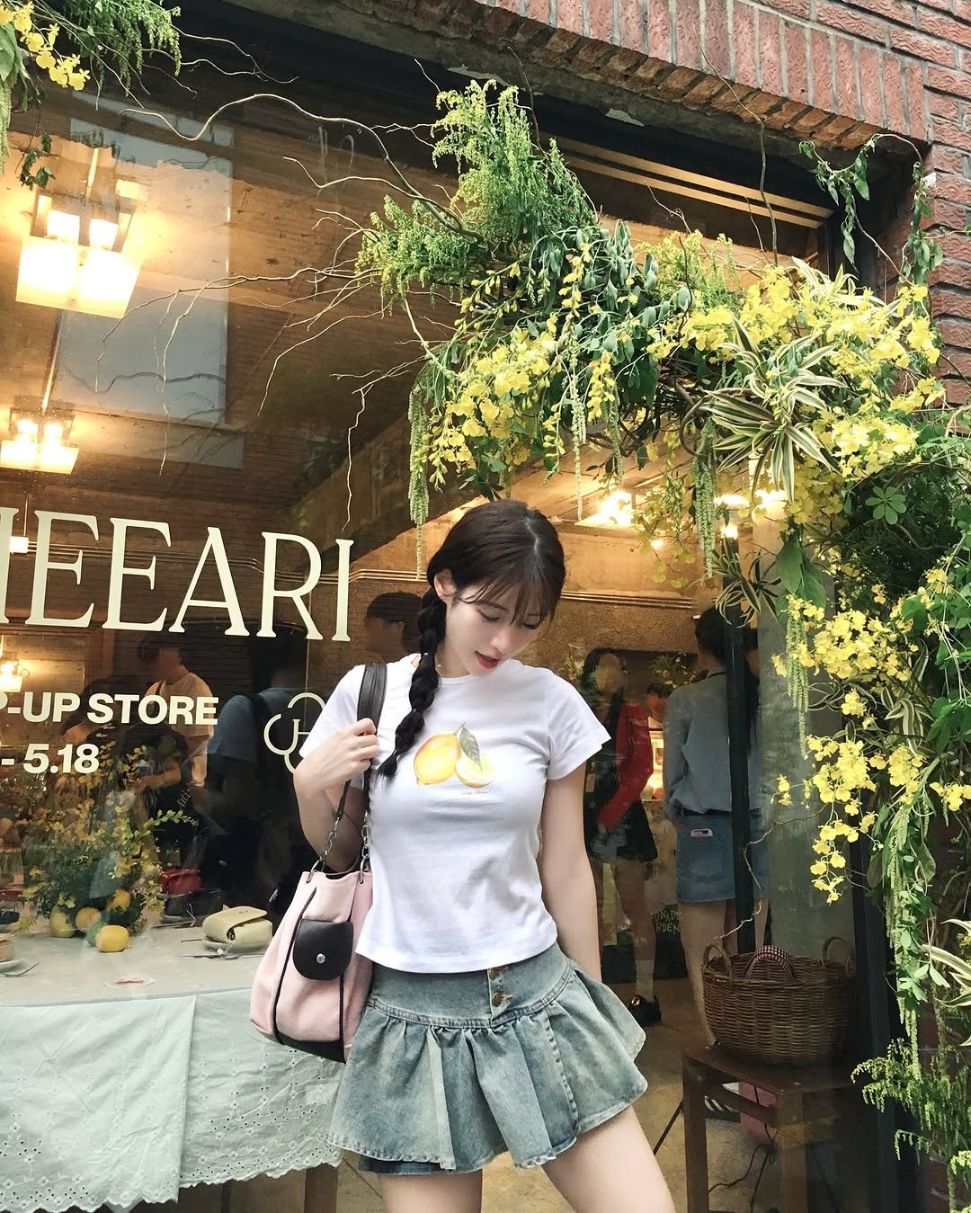 Photo shared by 이로아 on May 17, 2025 tagging @shopheeari. May be an image of 3 people and text that says 'EEARI -UP STORE 5.18 ش'.