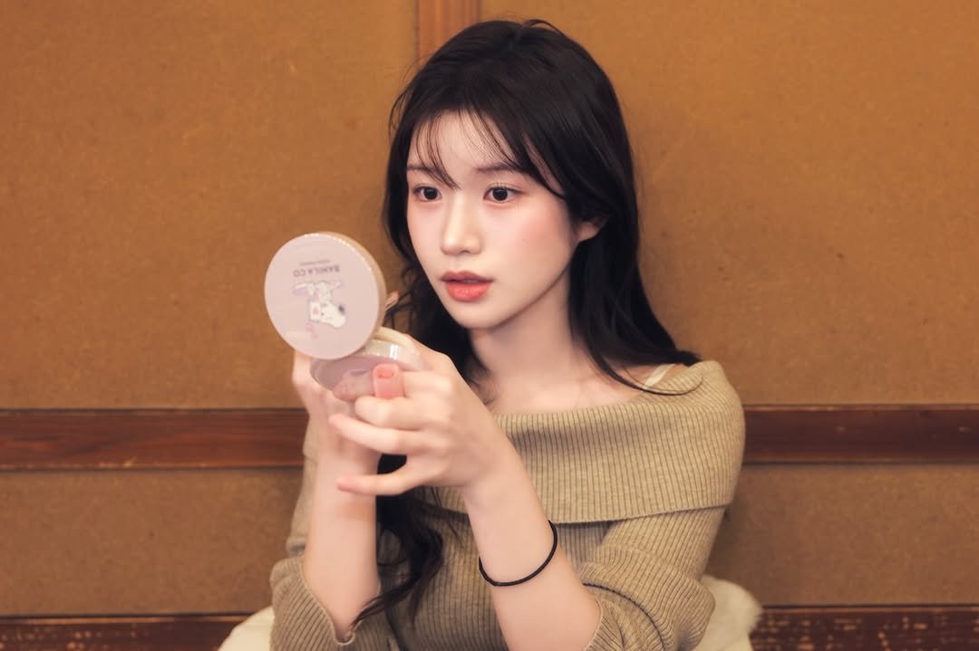 Photo by 이로아 on February 15, 2026. May be an image of one or more people, makeup, lipstick and text.