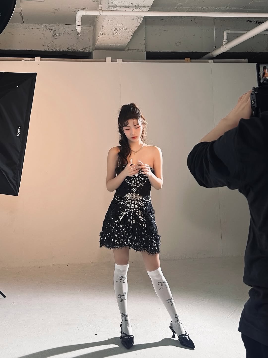 Photo shared by 이로아 on February 09, 2026 tagging @hanseo_o1, @zileesu, @hanseo_jeong_, and @nail_with._.ms. May be an image of one or more people, makeup, dress, miniskirt, camera and text.