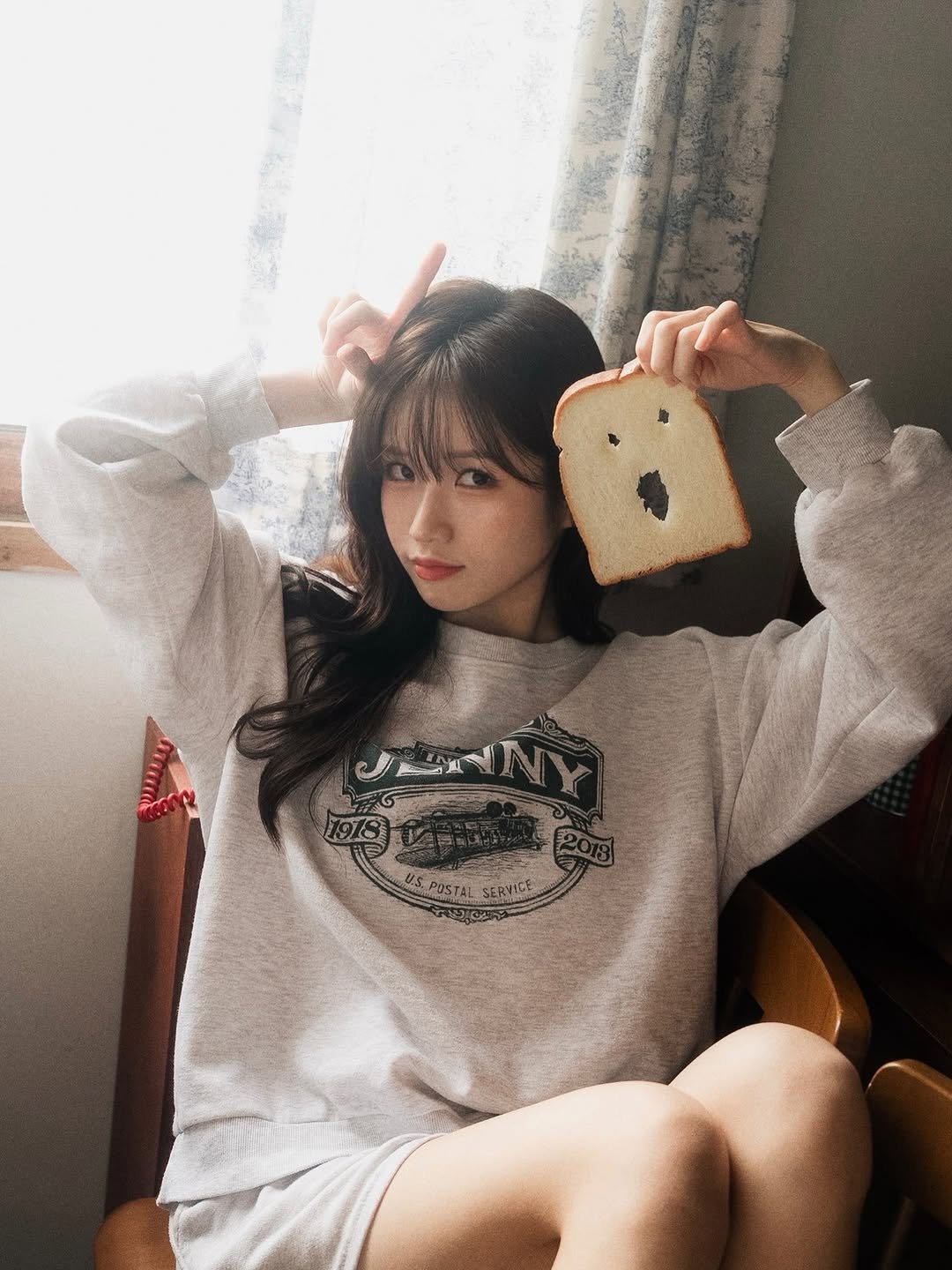Photo shared by 이로아 on December 11, 2025 tagging @horang_pic. May be an image of one or more people, hair, sleepwear, sweatshirt, top, sweater and text.