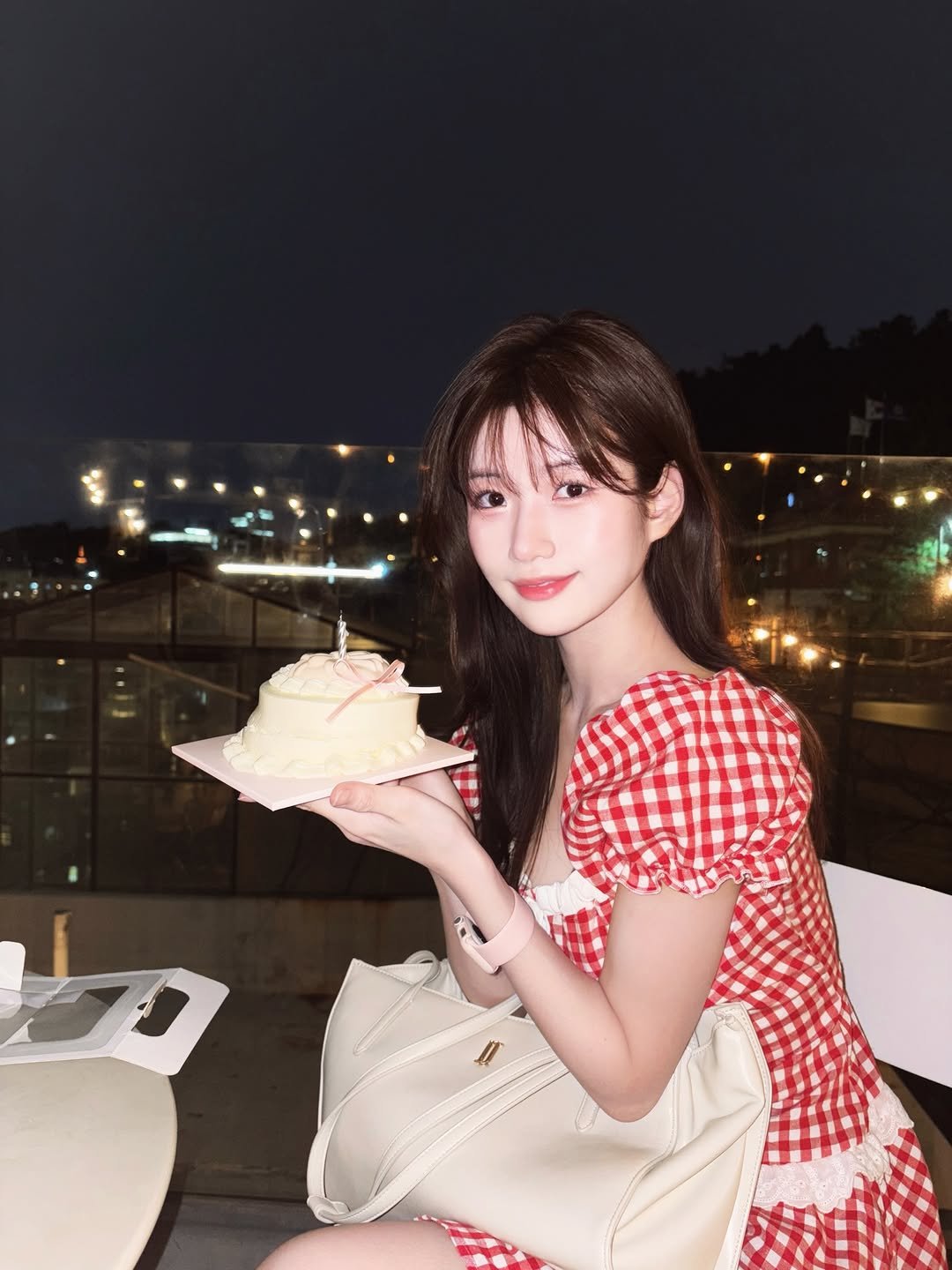 Photo by 이로아 on September 09, 2025. May be an image of 1 person, hair, pie, dress, sundress and text.