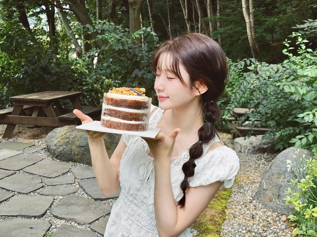 Photo by 이로아 on September 07, 2025. May be an image of 1 person, cake, pie, outdoors and text.