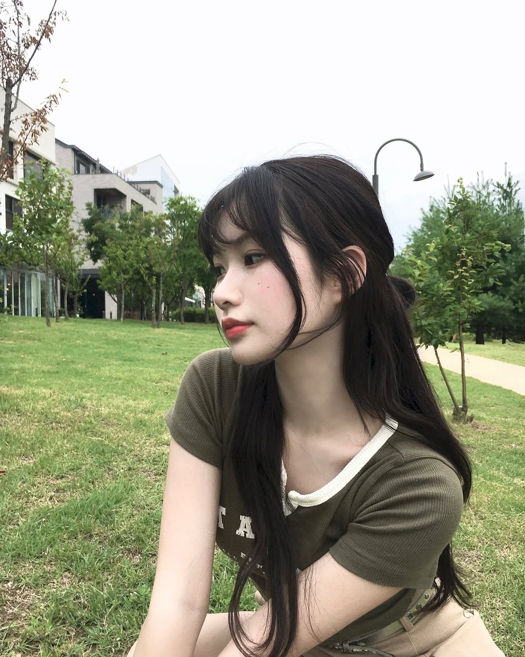 Photo by 이로아 on April 04, 2025. May be an image of 1 person and grass.