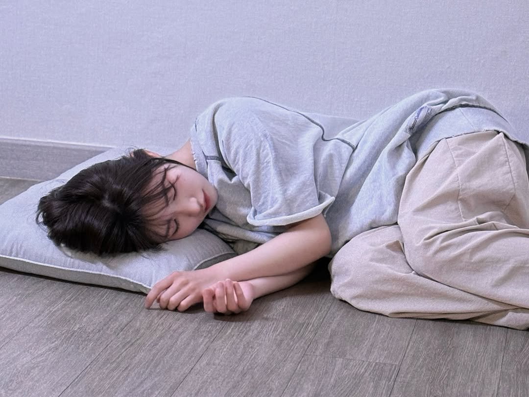 Photo by 이로아 on April 19, 2026. May be an image of sleeping and text.