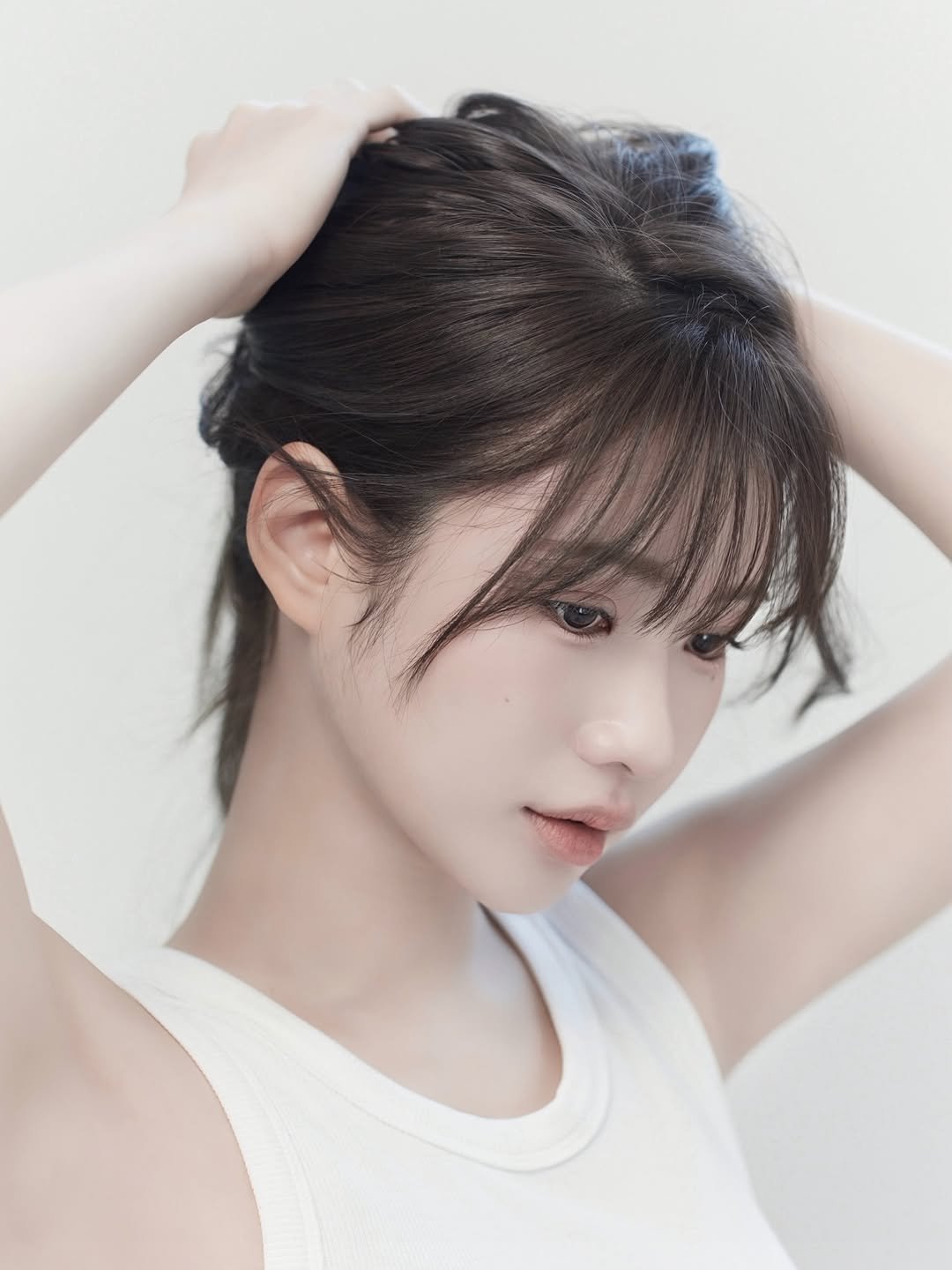 Photo by 이로아 on April 10, 2026. May be an image of one or more people, hair and text.